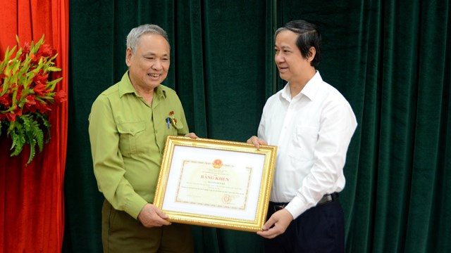 Thí sinh 82 tuổi vừa đỗ tốt nghiệp THPT 2022 được tặng Bằng khen