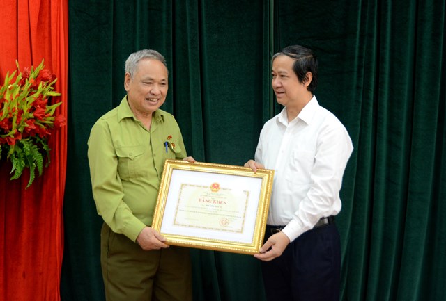 th237-sinh-82-tuoi-vua-do-tot-nghiep-thpt-2022-duoc-tang-bang-khen_1.jpg th237-sinh-82-tuoi-vua-do-tot-nghiep-thpt-2022-duoc-tang-bang-khen_1.jpg