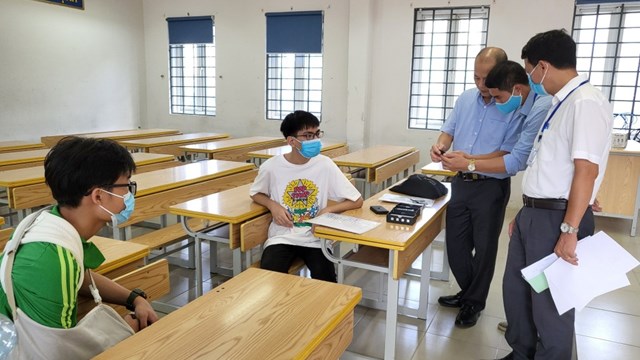 Thí sinh đặc biệt cùng ‘người cứu trợ’ dự thi vào lớp 10