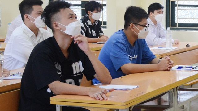 Thí sinh đắn đo sắp xếp nguyện vọng khi học phí đại học tăng vọt