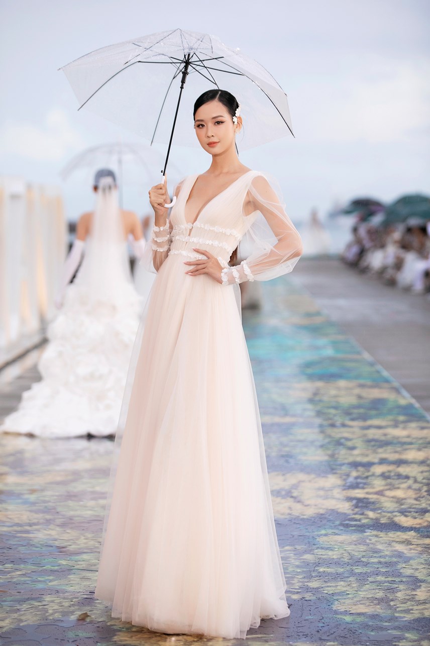 th237-sinh-miss-world-viet-nam-2022-dien-thoi-trang-duoi-mua_9.jpg