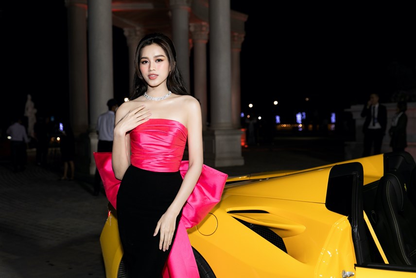 Thùy Tiên, Đỗ Hà 'lên đồ' nóng bỏng, đọ dáng trên thảm đỏ 'Vietnam Beauty Fashion Fest'
