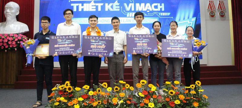 Ban tổ chức trao giải cho các dự án tại Cuộc thi Thiết kế vi mạch cho đô thị thông minh lần 1