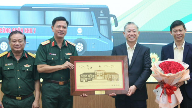 THACO trao tặng xe Bus 47 chỗ cho Bộ Tư lệnh Quân khu 7