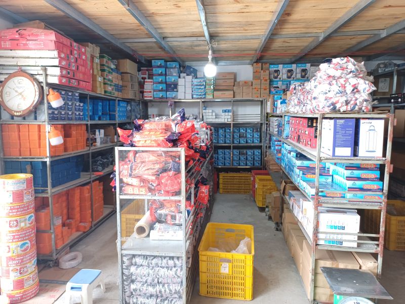 Kho hàng kinh doanh sản phẩm gia dụng thiết yếu của anh Mai Đức Anh Kho hàng kinh doanh sản phẩm gia dụng thiết yếu của anh Mai Đức Anh