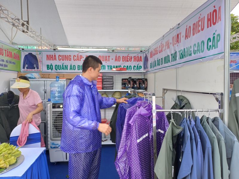 Sản phẩm áo mưa thời trang cao cấp và áo điều hoà khi tham gia Hội chợ OCOP của huyện Vũ Thư Sản phẩm áo mưa thời trang cao cấp và áo điều hoà khi tham gia Hội chợ OCOP của huyện Vũ Thư