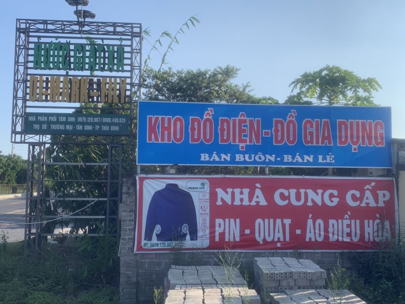 Biển hiệu tại Kho chính của gia đình Anh Mai Đức Anh, xã Tân Bình, thành phố Thái Bình Biển hiệu tại Kho chính của gia đình Anh Mai Đức Anh, xã Tân Bình, thành phố Thái Bình