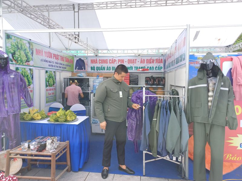 Áo điều hoà thương hiệu Hoàng Cầm do anh Mai Đức Anh sản xuất Áo điều hoà thương hiệu Hoàng Cầm do anh Mai Đức Anh sản xuất