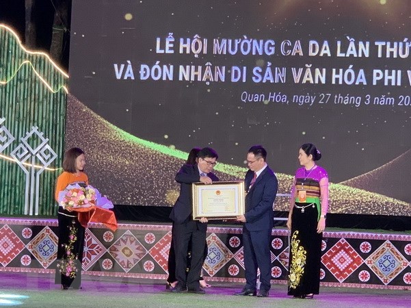 Đại diện Bộ Văn hóa, Thể thao và Du lịch trao Bằng công nhận Lễ hội Mường Ca Da là Di sản văn hóa phi vật thể Quốc gia cho lãnh đạo và nhân dân huyện Quan Hóa. 