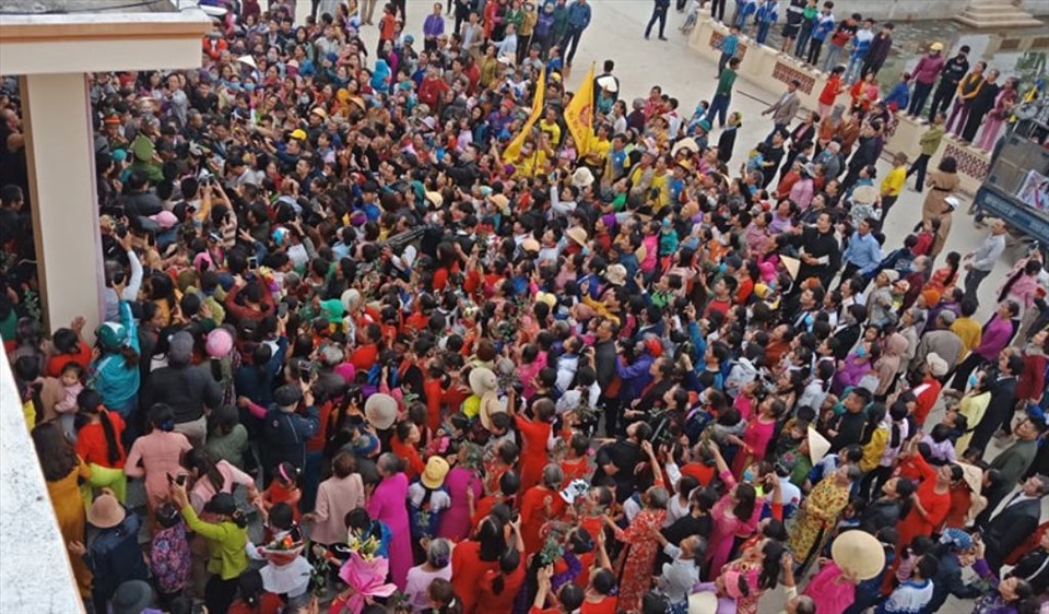 Hàng nghìn người dân tại quê nhà chào đón Hoa hậu Đỗ Thị Hà. Ảnh: Q.D
