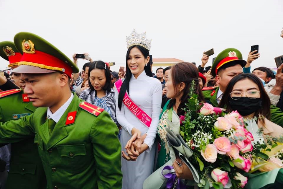 Hoa hậu Đỗ Thị Hà trở về trước sự chào đón nồng nhiệt của người dân quê nhà. Ảnh: Q.D