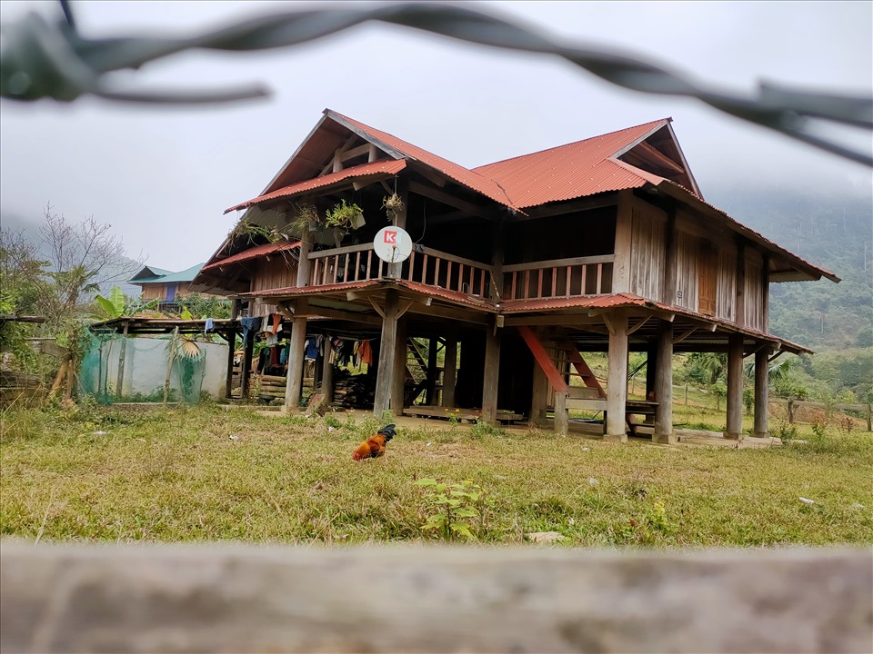 Được biết, việc đánh số nhà nhằm mục đích dễ dàng trong việc quản lý, phát triển du lịch cộng đồng tại bản làng vùng biên. Ảnh: Quách Du