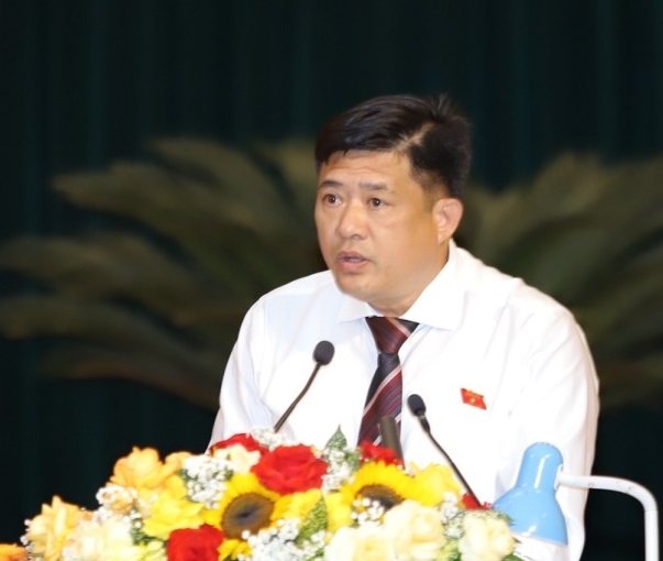 Ông Nguyễn Tuấn Tưởng, Phó Trưởng Ban Văn hóa - Xã hội HĐND tỉnh trình bày báo cáo về kết quả giám sát công tác quản lý Nhà nước về phát triển du lịch trên địa bàn tỉnh.