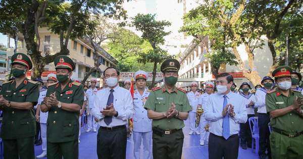 Thanh niên TP HCM nô nức lên đường nhập ngũ