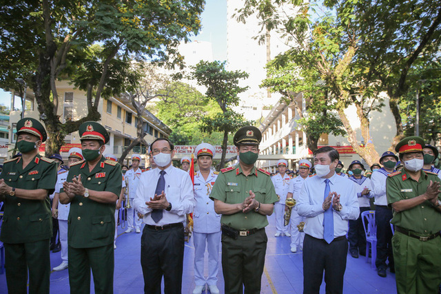  Thanh niên TP HCM nô nức lên đường nhập ngũ - Ảnh 1.