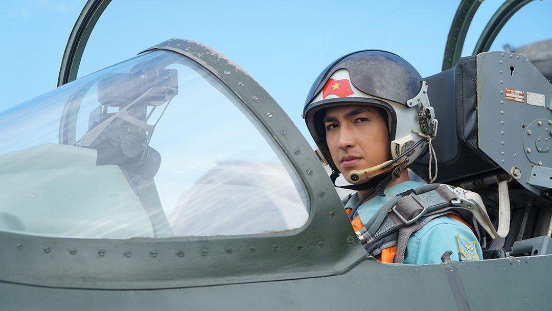 Thanh Sơn, Bình An mặc trang phục phi công trên máy bay chiến đấu ,‘fan’ phấn khích
