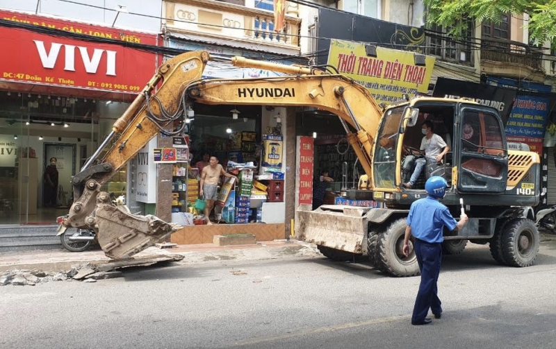 Lực lượng Thanh tra GTVT Hà Nội thực hiện kiểm tra, xử lý vi phạm trong công tác thi công công trình đào hè, đào đường sai quy định hoàn trả mặt đường trên địa bàn Thành phố Hà Nội
