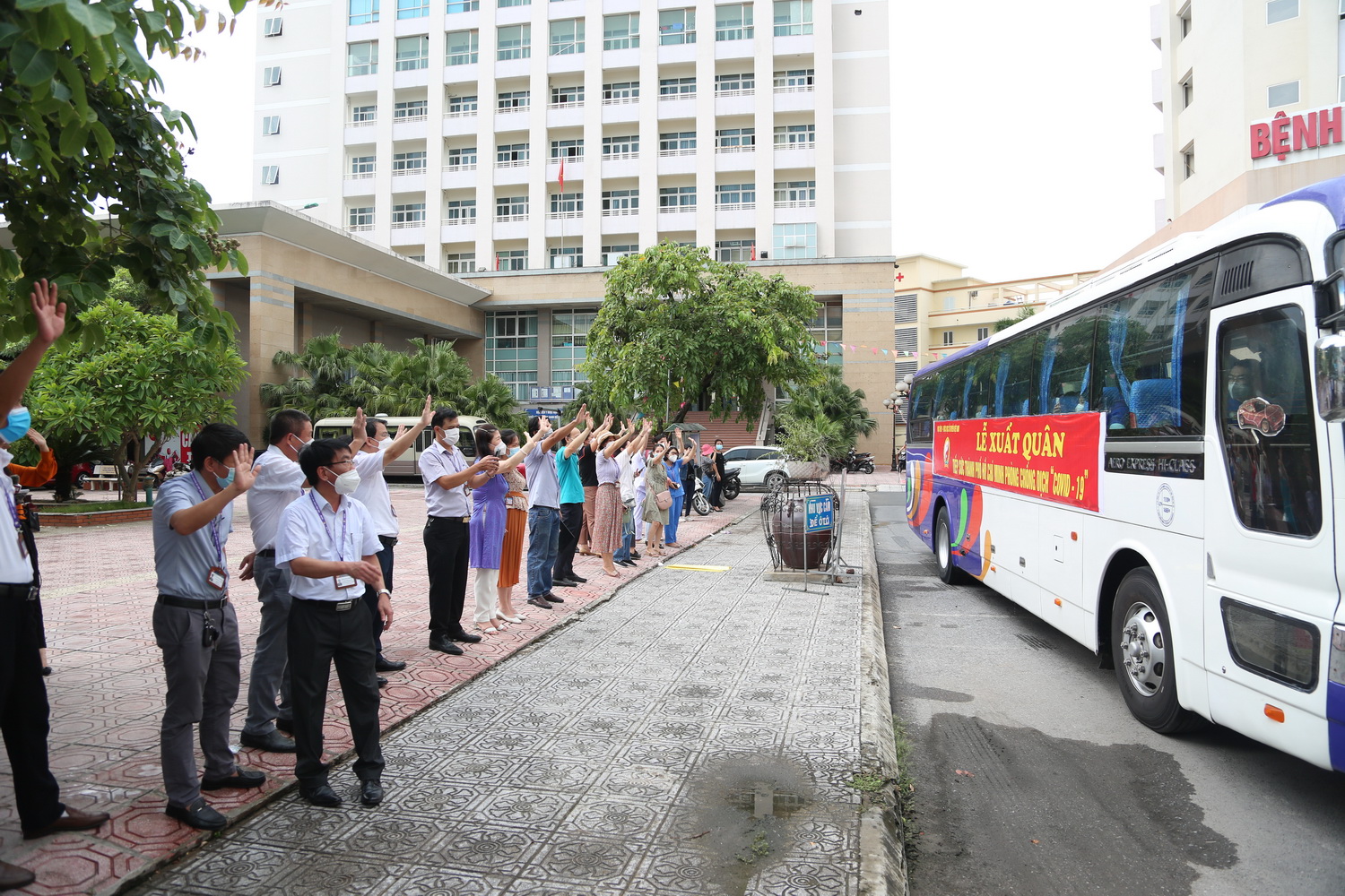 Thầy thuốc y dược học cổ truyền lên đường hỗ trợ TPHCM chống dịch