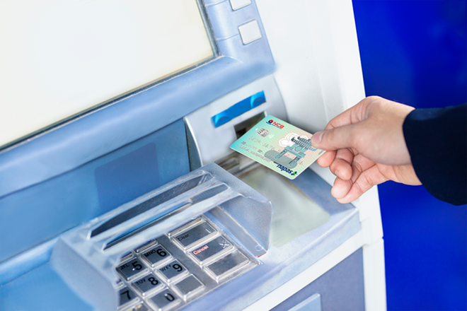  Khách hàng rút tiền tại tất cả ATM mà không lo lắng có thể bị hack thẻ và thông tin thẻ