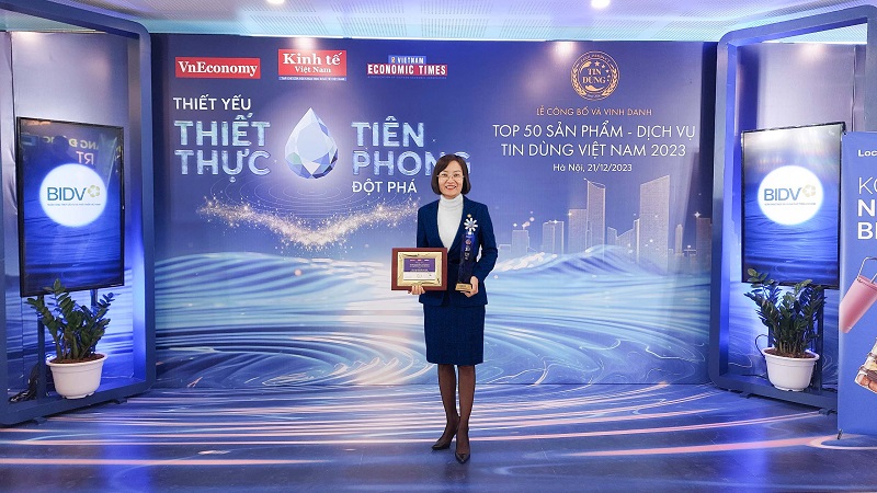Bà Nguyễn Thị Lệ Thủy - Phó Giám đốc Trung tâm Thẻ và Vận hành BIDV nhận kỷ niệm chương của Ban Tổ chức