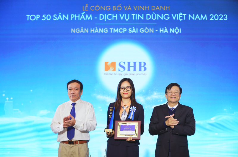 Bà Đoàn Thái Thanh Thủy - Giám đốc Trung tâm Phát triển sản phẩm Khách hàng cá nhân, đại diện SHB nhận giải thưởng Bà Đoàn Thái Thanh Thủy - Giám đốc Trung tâm Phát triển sản phẩm Khách hàng cá nhân, đại diện SHB nhận giải thưởng