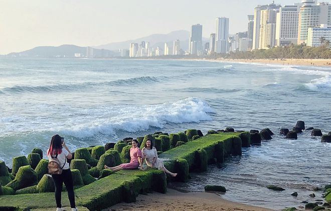 Thềm rêu xanh tuyệt đẹp Nha Trang hút khách đến check-in đầy ắp ngày Xuân - ảnh 1