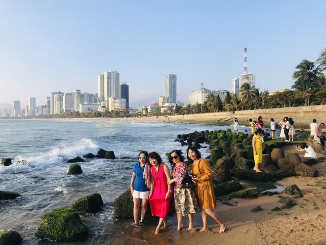 Thềm rêu xanh tuyệt đẹp Nha Trang hút khách đến check-in đầy ắp ngày Xuân - ảnh 2