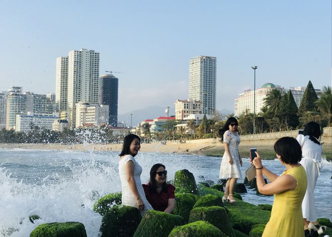 Thềm rêu xanh tuyệt đẹp Nha Trang hút khách đến check-in đầy ắp ngày Xuân - ảnh 4