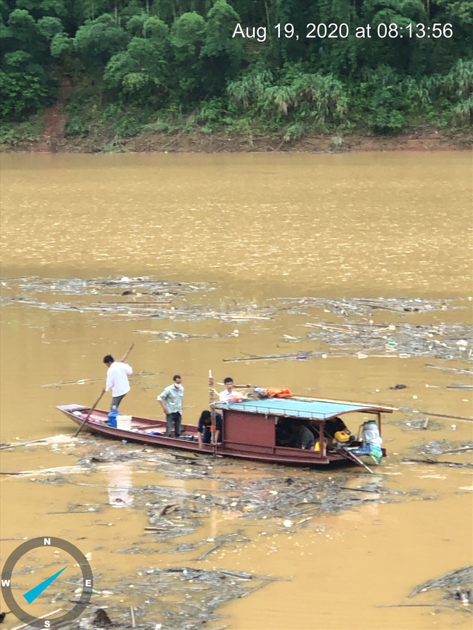 Viên chức Liên đoàn Khảo sát khí tượng thủy văn tác nghiệp trong mùa lũ tại thượng nguồn Thủy điện Trung Sơn, Thanh Hóa khi tàu lớn không hoạt động được phải dùng thuyền máy để di chuyển đo lưu lượng.