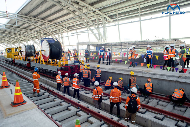  Thi công cấp điện toàn tuyến, metro số 1 gấp rút về đích - Ảnh 3.