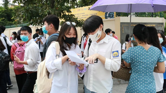 Thi học sinh giỏi: Đừng 'vừa đá bóng, vừa thổi còi'