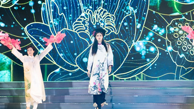 Thiên Ân gặp sự cố khi trình diễn áo dài cùng Top 3 Hoa hậu Việt Nam