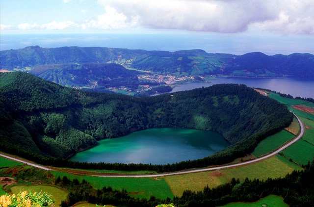 thi234n-duong-azores-vuon-dia-d224ng-xanh-ng225t-giua-l242ng-dai-t226y-duong_10.jpeg