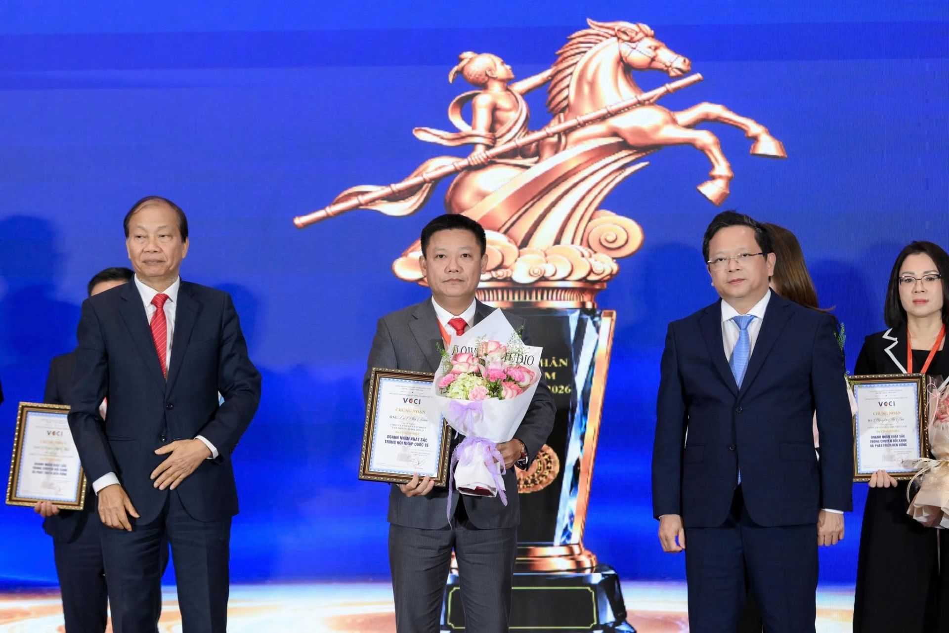 Chủ tịch THT Việt Nam Holdings Lê Phú Toàn được vinh danh Cúp Thánh Gióng 2026