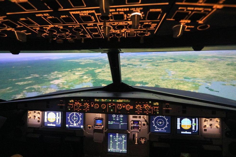 Thử làm phi công: Khám phá bầu trời trước màn hình 4D - ảnh 1