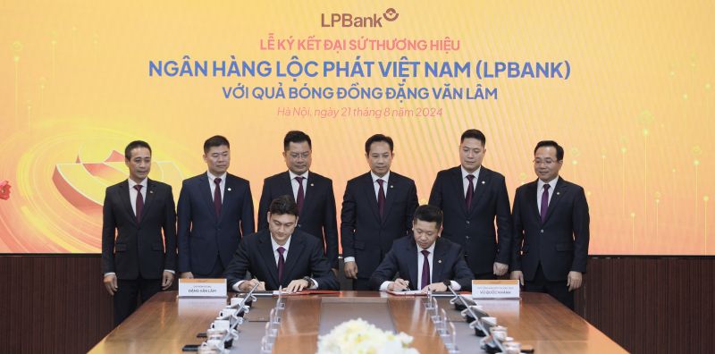Đại diện LPBank, ông Vũ Quốc Khánh – Phó Tổng Giám đốc thường trực và thủ môn Đặng Văn Lâm ký kết hợp đồng Đại sứ thương hiệu dưới sự chứng kiến của Ban lãnh đạo Ngân hàng Lộc Phát Việt Nam. Đại diện LPBank, ông Vũ Quốc Khánh – Phó Tổng Giám đốc thường trực và thủ môn Đặng Văn Lâm ký kết hợp đồng Đại sứ thương hiệu dưới sự chứng kiến của Ban lãnh đạo Ngân hàng Lộc Phát Việt Nam.