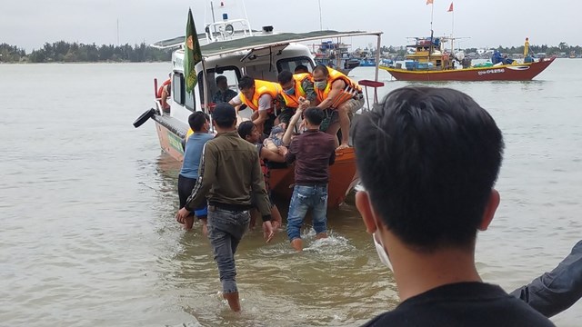 Thủ tướng Chính phủ Phạm Minh Chính chỉ đạo khắc phục vụ lật ca nô trên biển Cửa Đại