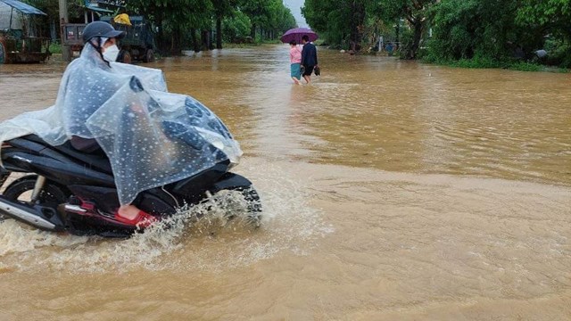 Thừa Thiên - Huế: Mưa lớn, lốc xoáy khiến hàng chục ngôi nhà bị tốc mái