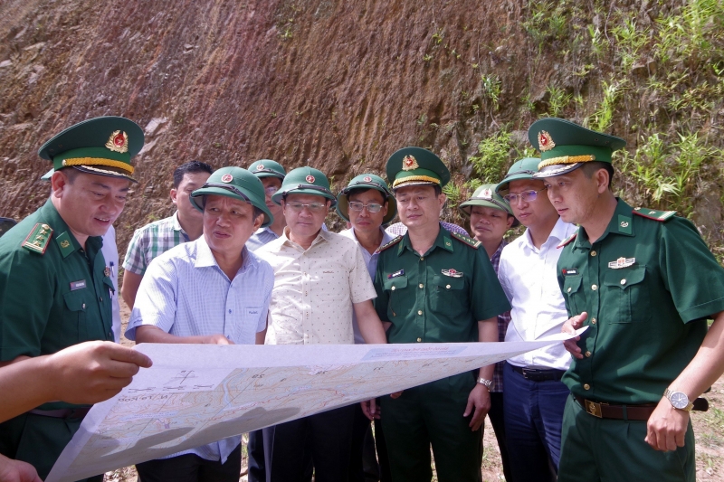 Ông Lê Trường Lưu (thứ 2 từ trái sang hàng trước) cùng đoàn công tác tỉnh Thừa Thiên Huế khảo sát các dự án đường giao thông khu vực biên giới huyện A Lưới tiếp giáp với Lào