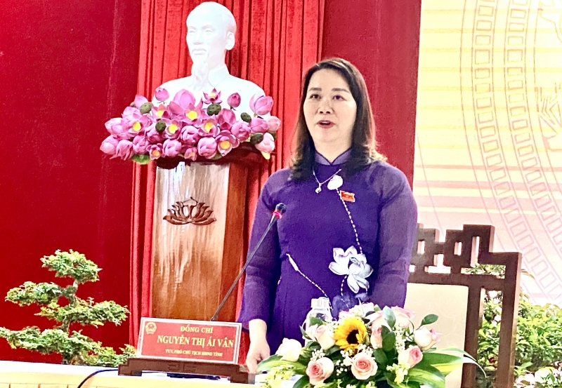 Bà Nguyễn Thị Ái Vân - Phó Chủ tịch HĐND tỉnh Thừa Thiên Huế trả lời báo chí 
