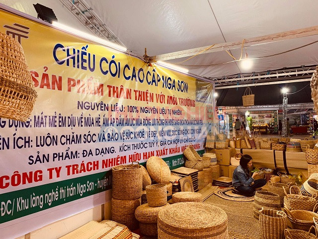 Sản phẩm Chiếu cói cao cấp Nga Sơn của Công ty TNHH xuất khẩu Việt Trang đang ngày càng được khách hàng ưa chuộng