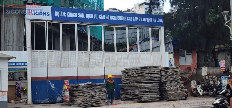 Vật liệu từ dự án lấn chiếm vỉa hè, gây mất mỹ quan, mất an toàn cho du khách đến với Hạ Long cũng như người dân bản địa Vật liệu từ dự án lấn chiếm vỉa hè, gây mất mỹ quan, mất an toàn cho du khách đến với Hạ Long cũng như người dân bản địa