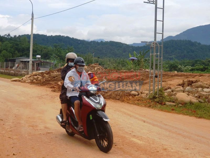 Người dân phải bịt khẩu trang, lạng tay lái khi đi qua Quốc lộ 18C đoạn km43-km45 do bụi bặm và bùn đất.