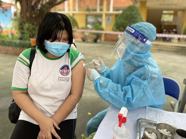 ti234m-vaccine-covid-19-cho-hoc-sinh-khan-truong-nhung-kh244ng-n243ng-voi_1.jpg ti234m-vaccine-covid-19-cho-hoc-sinh-khan-truong-nhung-kh244ng-n243ng-voi_1.jpg