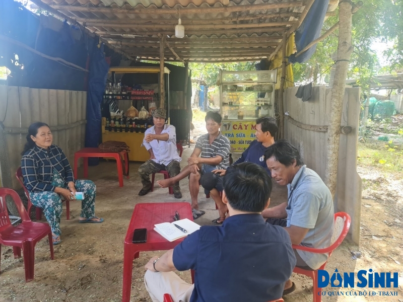 Ông Châu Sáu (ngoài cùng bên phải) cùng nhiều người dân xã ven biển Tiến Thành kể về câu chuyện khổ sở vì cái sổ đỏ, cái hộ khẩu, sinh hoạt khó khăn bao năm qua do nằm trong vùng dự án treo gần 20 năm