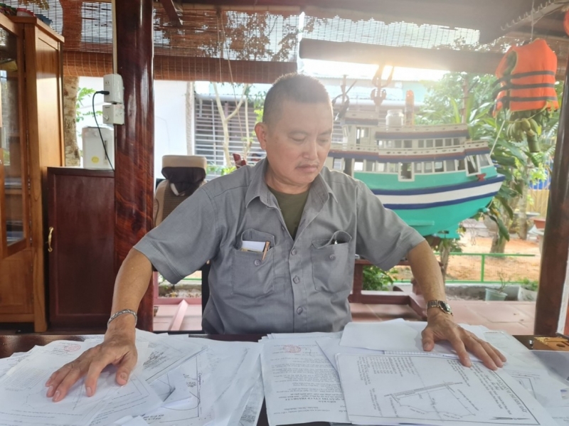 Ông Nguyễn Văn Thảo có 2,2 ha đất nằm trong dự án khu du lịch Hố Lở được xem xét cấp GCNQSDD năm 2004, tuy nhiên do dự án treo ông vẫn chưa nhận được hỗ trợ đền bù gì