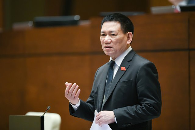 Bộ trưởng Bộ trưởng Bộ Tài chính Hồ Đức Phớc phát biểu giải trình, làm rõ một số nội dung đại biểu Quốc hội nêu - Ảnh: VGP/HL