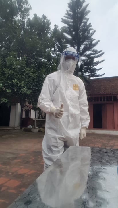Tình nguyện đến Bắc Giang chống dịch: Thử thách mang bình phun khử khuẩn nặng hơn 30kg - ảnh 1