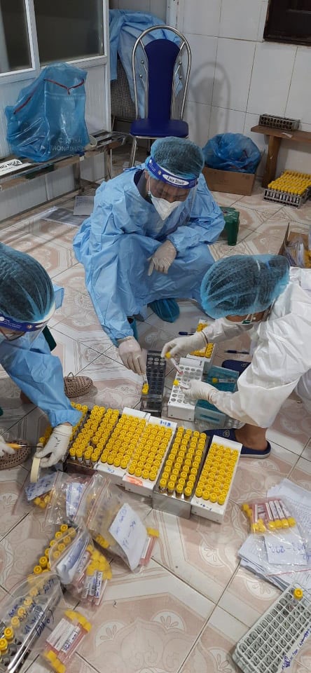 Tình nguyện đến Bắc Giang chống dịch: Thử thách mang bình phun khử khuẩn nặng hơn 30kg - ảnh 3