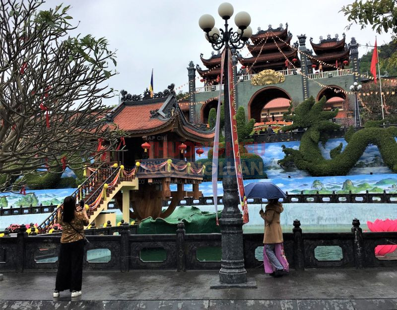 Ghi nhận lượng khách đến chùa Bà Vàng (Quảng Ninh) có phần 